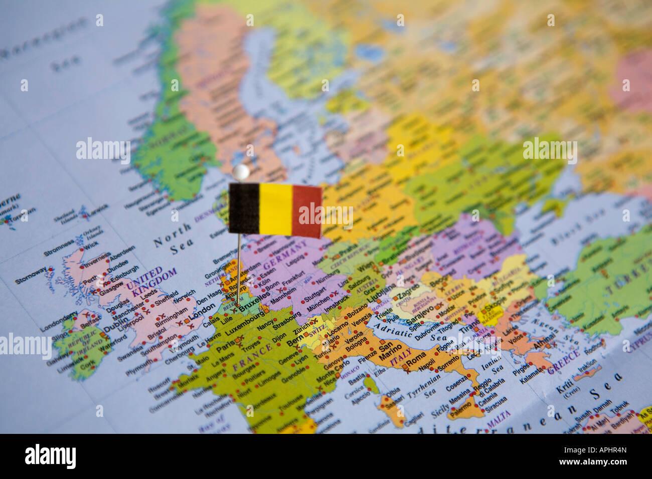 Bandiera perno posto sulla mappa del mondo nella capitale del Belgio Bruxelles Foto Stock