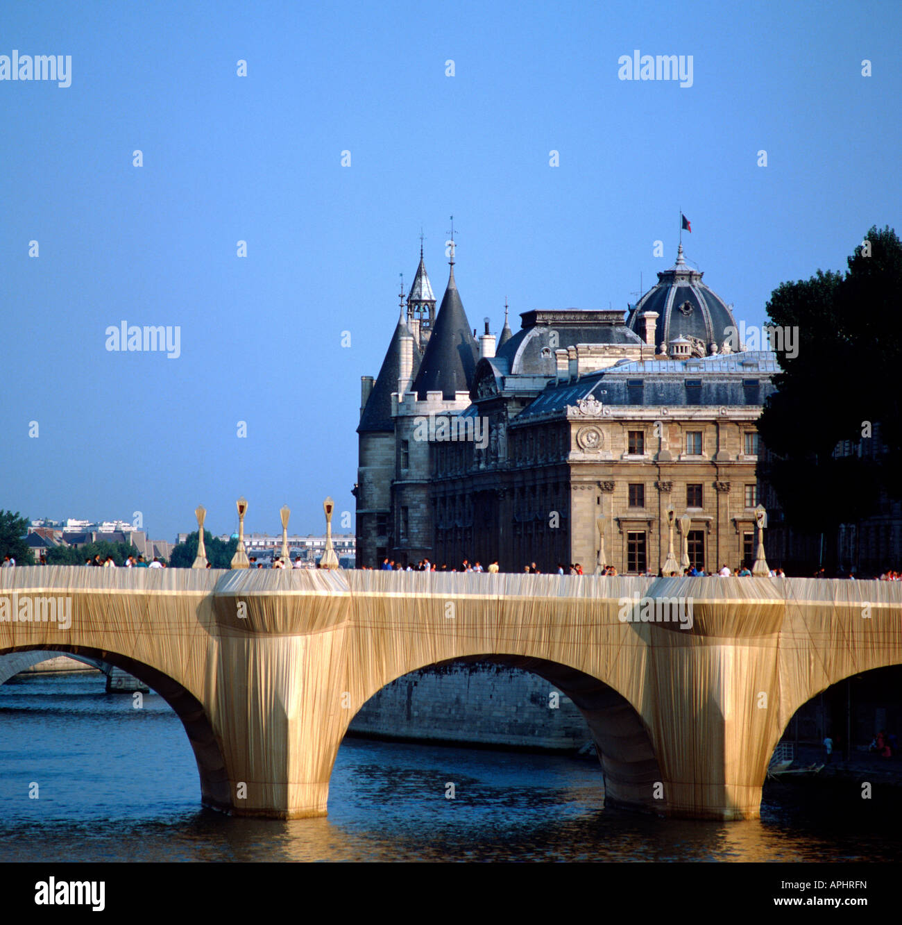 EU FR Francia regione Ile de France Parigi 1 Arrondissement Il Pont Neuf occulta di Christo e Jean Claude 09 23 1985 medie Foto Stock