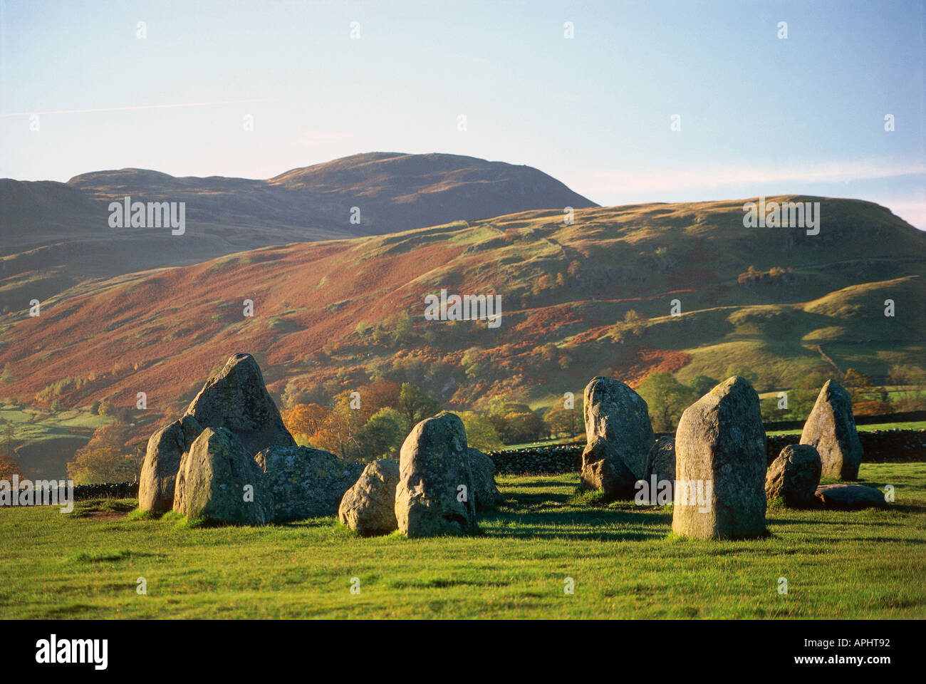 Castlerigg Stone Circle 38 pietre risalente al neolitico Età della Pietra volte sotto le colline boscose del Lake District Cumbria Inghilterra England Foto Stock