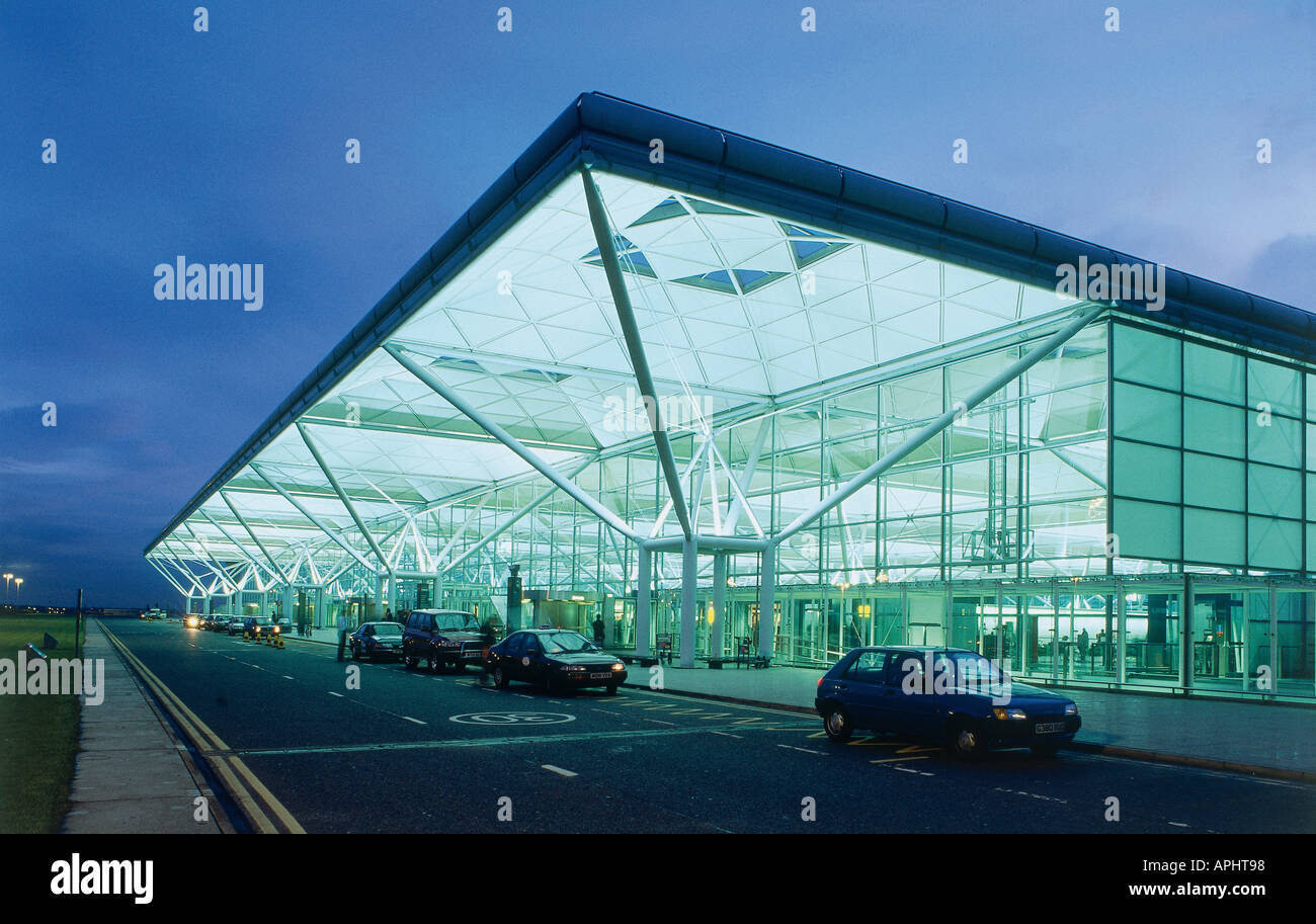L ingresso del terminale passeggeri all'Aeroporto di Stanstead Essex Inghilterra inaugurato nel 1991, progettato dall'architetto Norman Foster Foto Stock