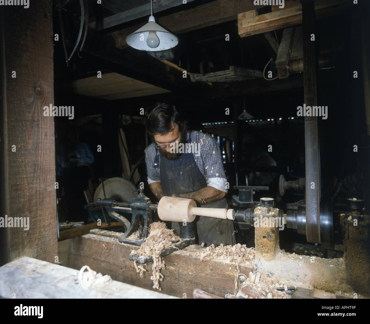 Artigiani a praticare il proprio commercio in stile originale workshop tra le attrazioni del Amberley Chalk Pit Museum Sussex England Foto Stock