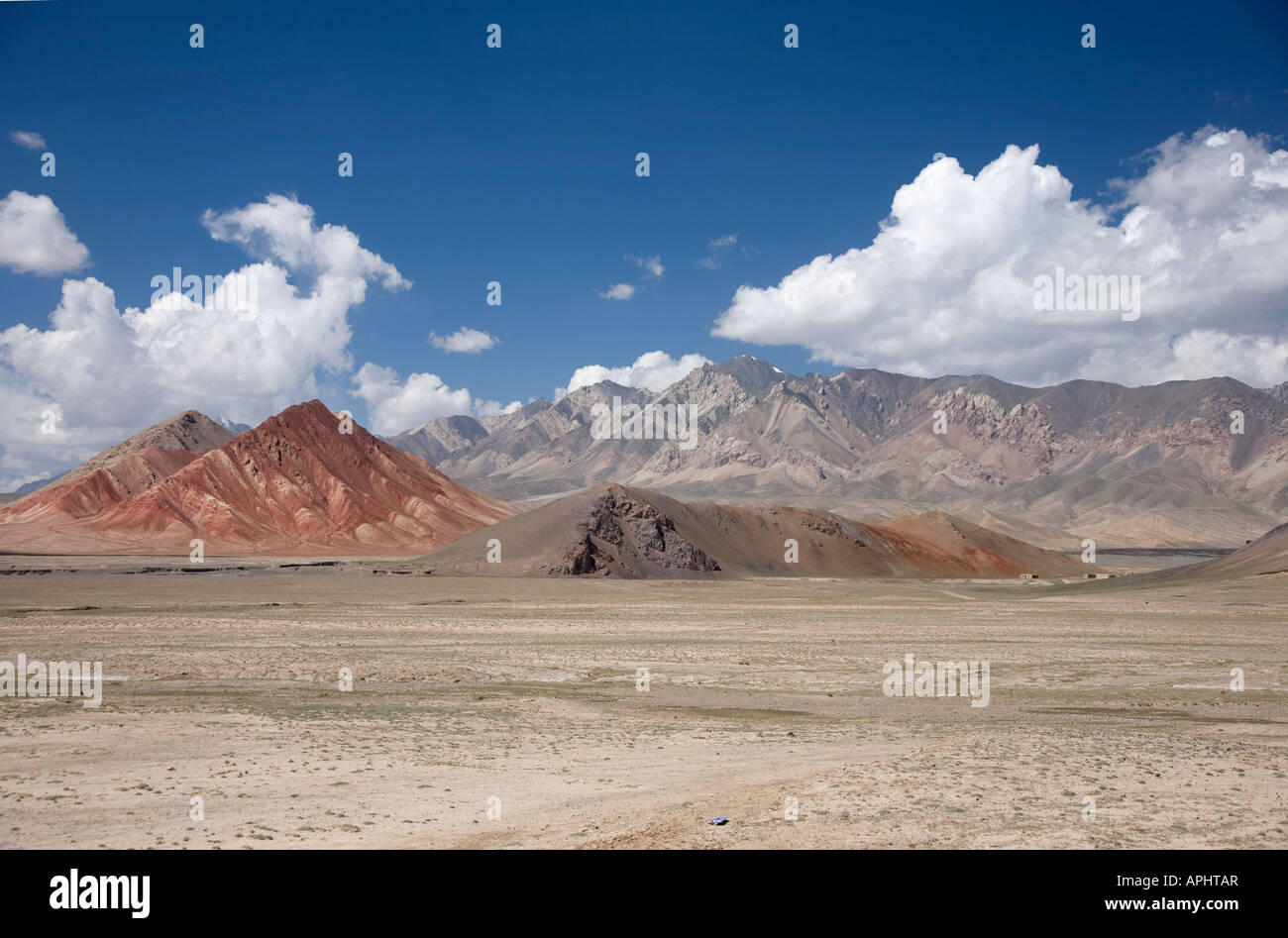 Via della seta Cina Tien Xinjiang Provence Tien Shan montagne o sulle montagne celesti rosso o Kashgar River Foto Stock