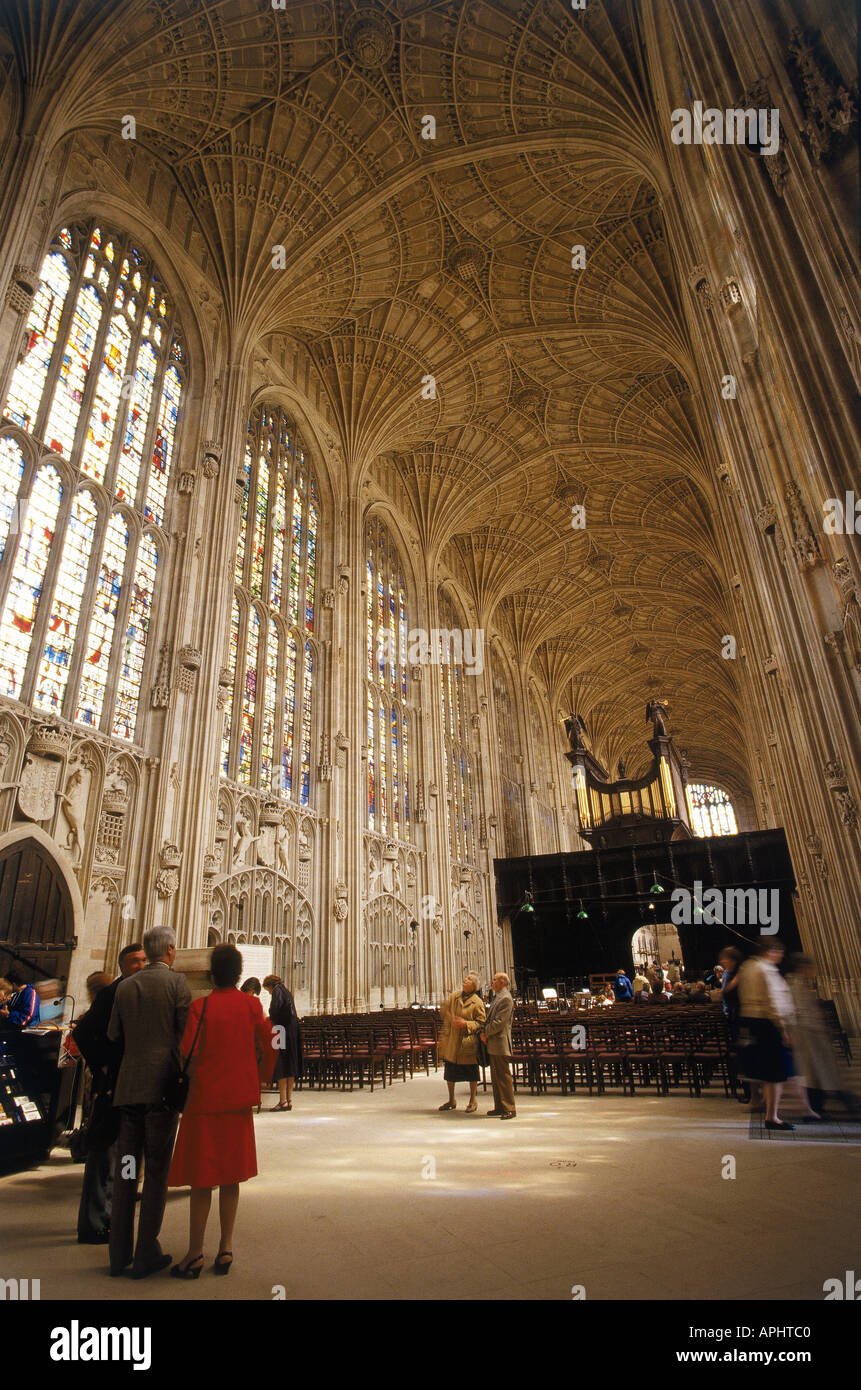 Una folla di turisti visualizza il ventilatore soffitto a volta del Kings College Chapel Cambridge Inghilterra costruita tra 1446 e 1515 Foto Stock