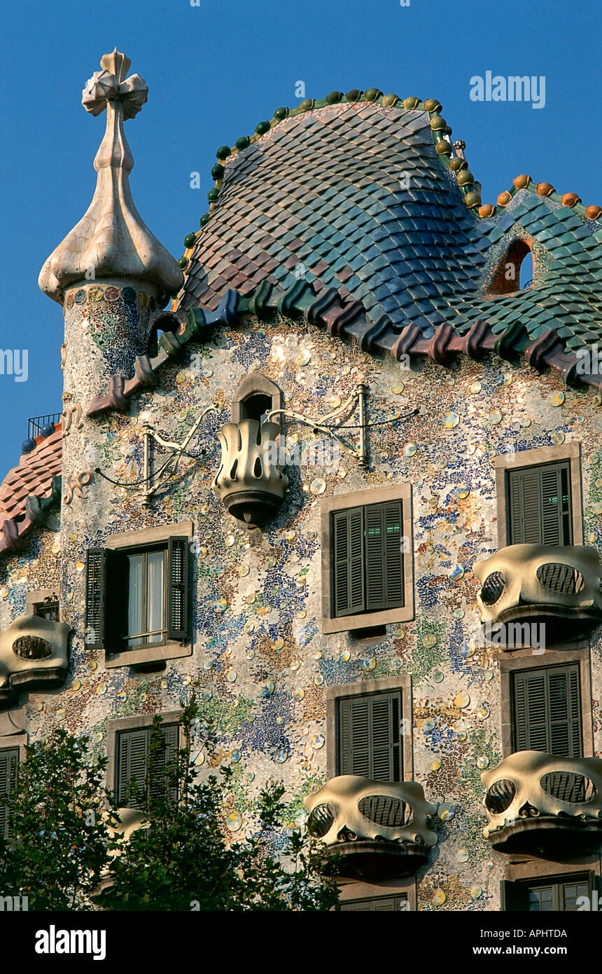La scintillante facciata colorata di uno di Antoni Gaudi s 1852 1926 edifici a Barcellona la Casa Batllo sul Passeig de Gracia Foto Stock