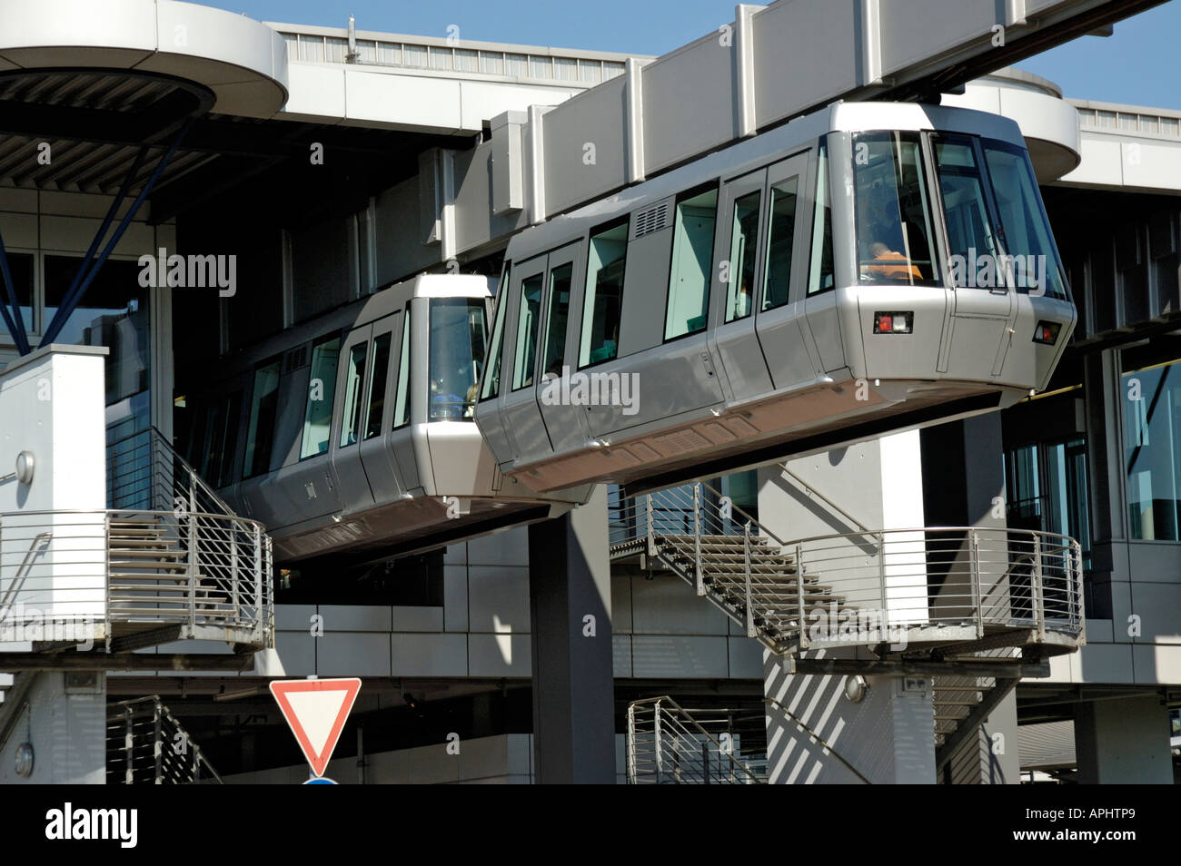 Lo Skytrain, Duesseldorf International Airport, Germania; treno entrando Flughafen Bahnhof. Foto Stock