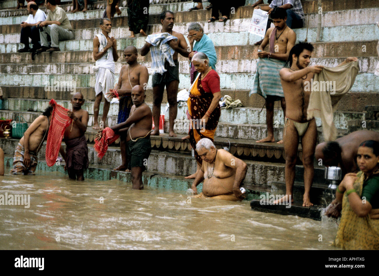 Indian uomini e donne bagno nel sacro fiume Gange a Varanasi Foto Stock