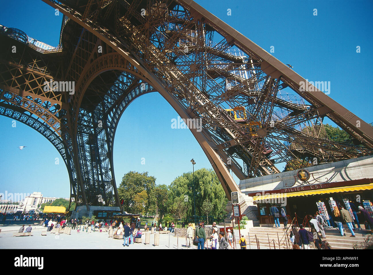 Vista attraverso il ferro battuto base di La Tour Eiffel costruita nel 1889  per l'esposizione mondiale progettato da Gustave Eiffel Parigi Francia Foto  stock - Alamy