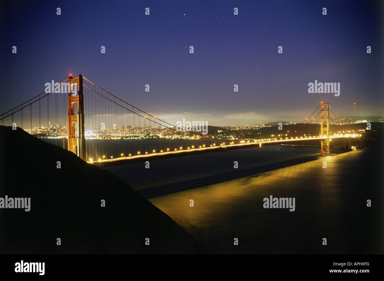 Geografia / viaggio, USA, California, San Francisco, Golden Gate Bridge, illuminato per la notte, Foto Stock