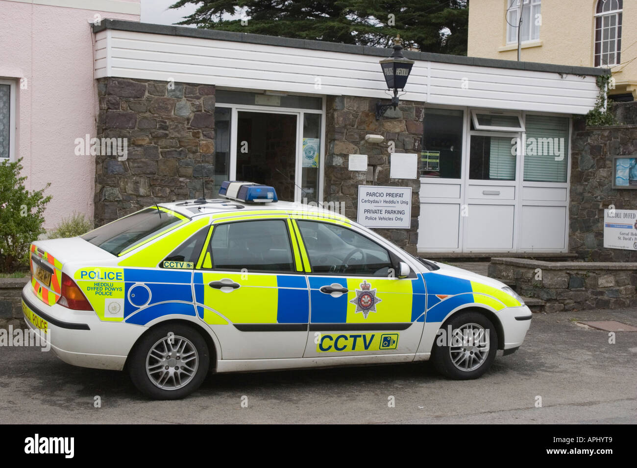 Montato TVCC pattuglia di polizia auto parcheggiate al di fuori della stazione di polizia di St David's Pembrokeshire Foto Stock