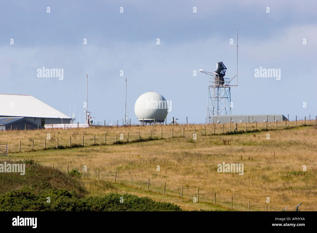 Cupola radar sulla cima delle scogliere vicino Skrinke Haven in Pembrokeshire Foto Stock
