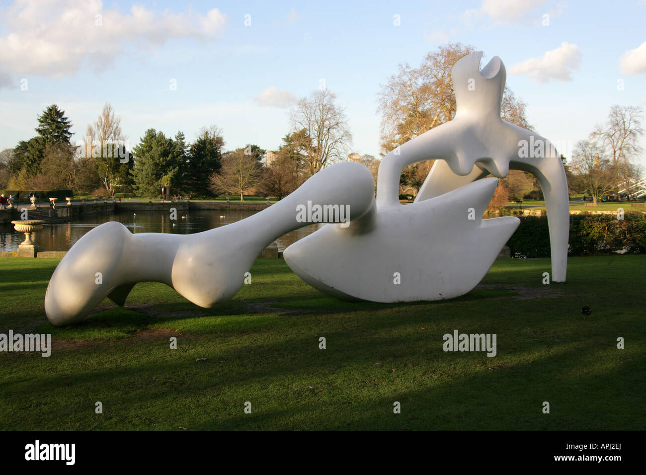 Grande figura distesa Henry Moore Sculpture Kew Gardens 2007 Foto Stock