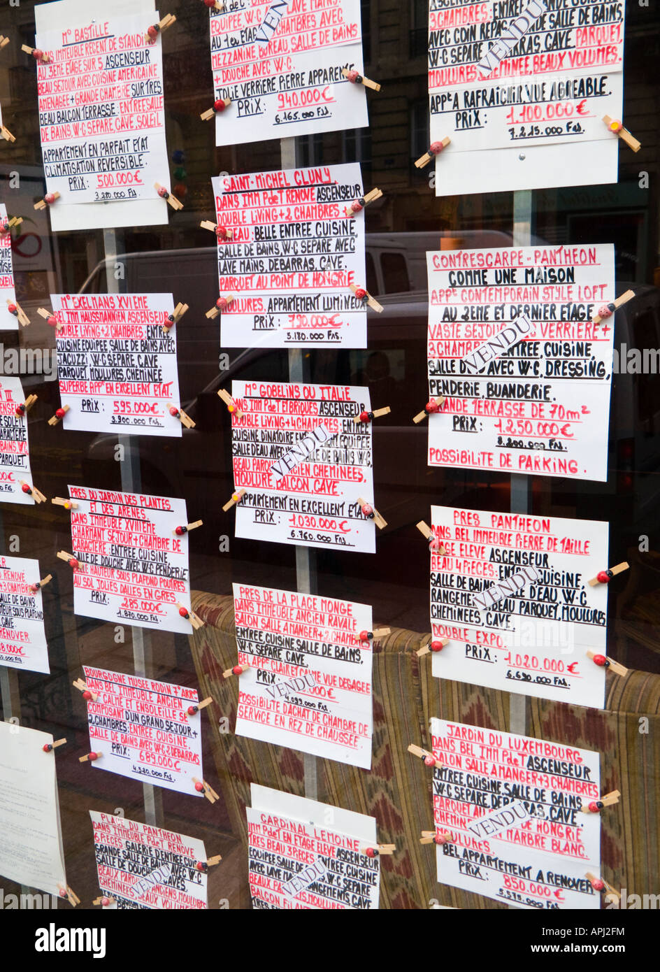 Francese - Agente Immobiliare la finestra di visualizzazione a Parigi, in Francia, in Europa Foto Stock