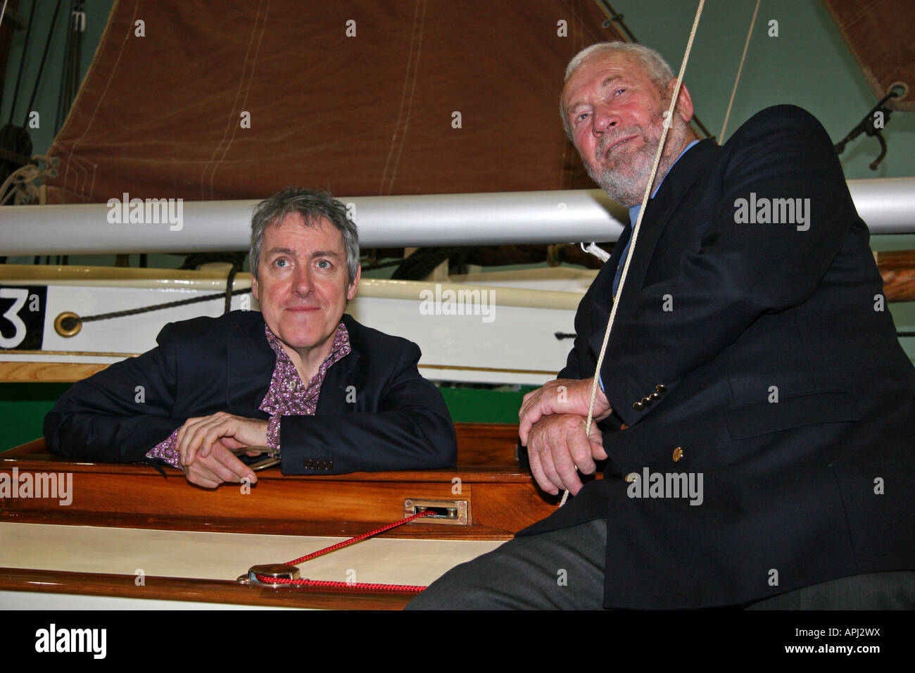 Griff Rhys Jones attore, scrittore e proprietario di imbarcazione e Sir Robin Knox-Johnston legenda nautica apertura della mostra Foto Stock