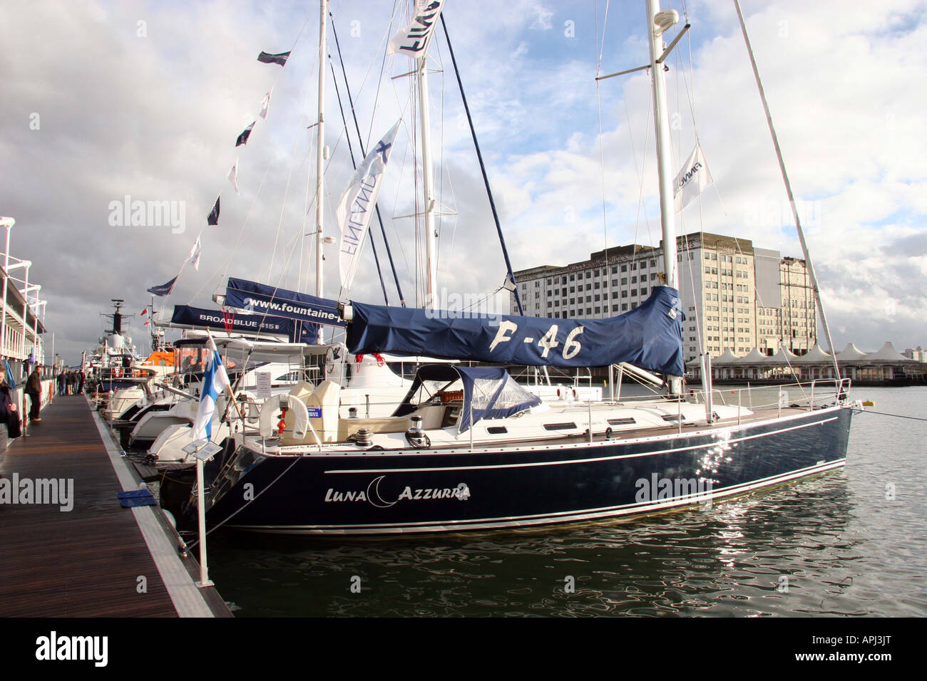 Luna Azzurra F-46 ormeggiata al Royal Victoria Dock at Il Collins Stewart London Boat Show Excel London Foto Stock