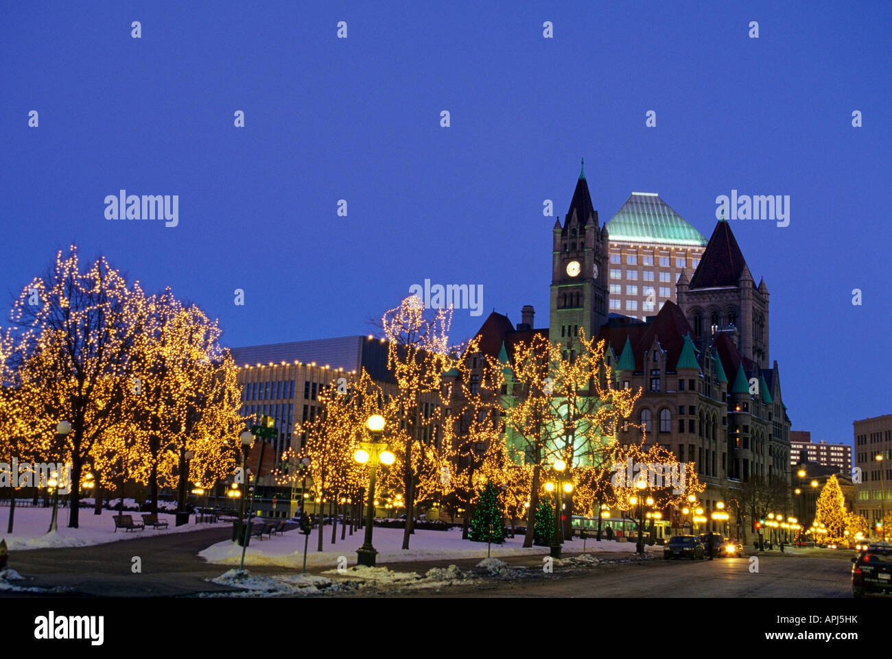 Riso Park nel centro cittadino di ST. PAUL, MINNESOTA durante la stagione di vacanza. Il Landmark Center e ST. Paolo aziende edificio in background. Foto Stock