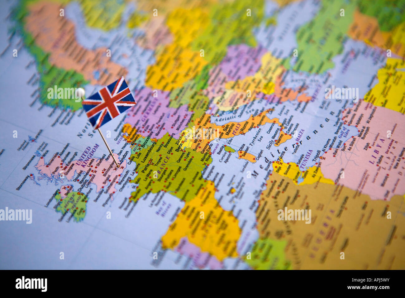 Bandiera perno posto sulla mappa del mondo nella capitale dell'Inghilterra Londra Foto Stock