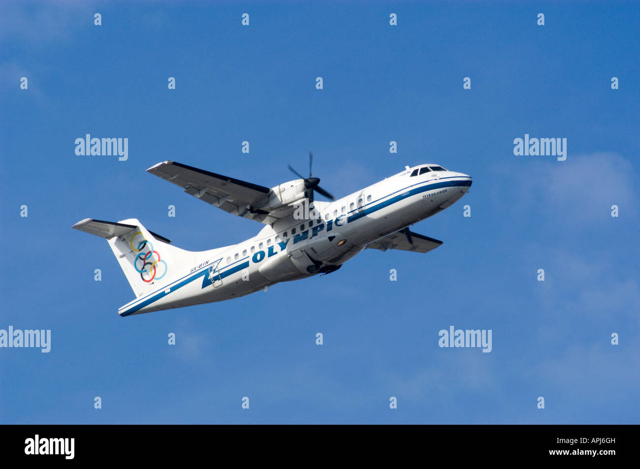ATR 42 turboelica aerei ad elica dal greco "Olympic Airlines' dopo il decollo Foto Stock