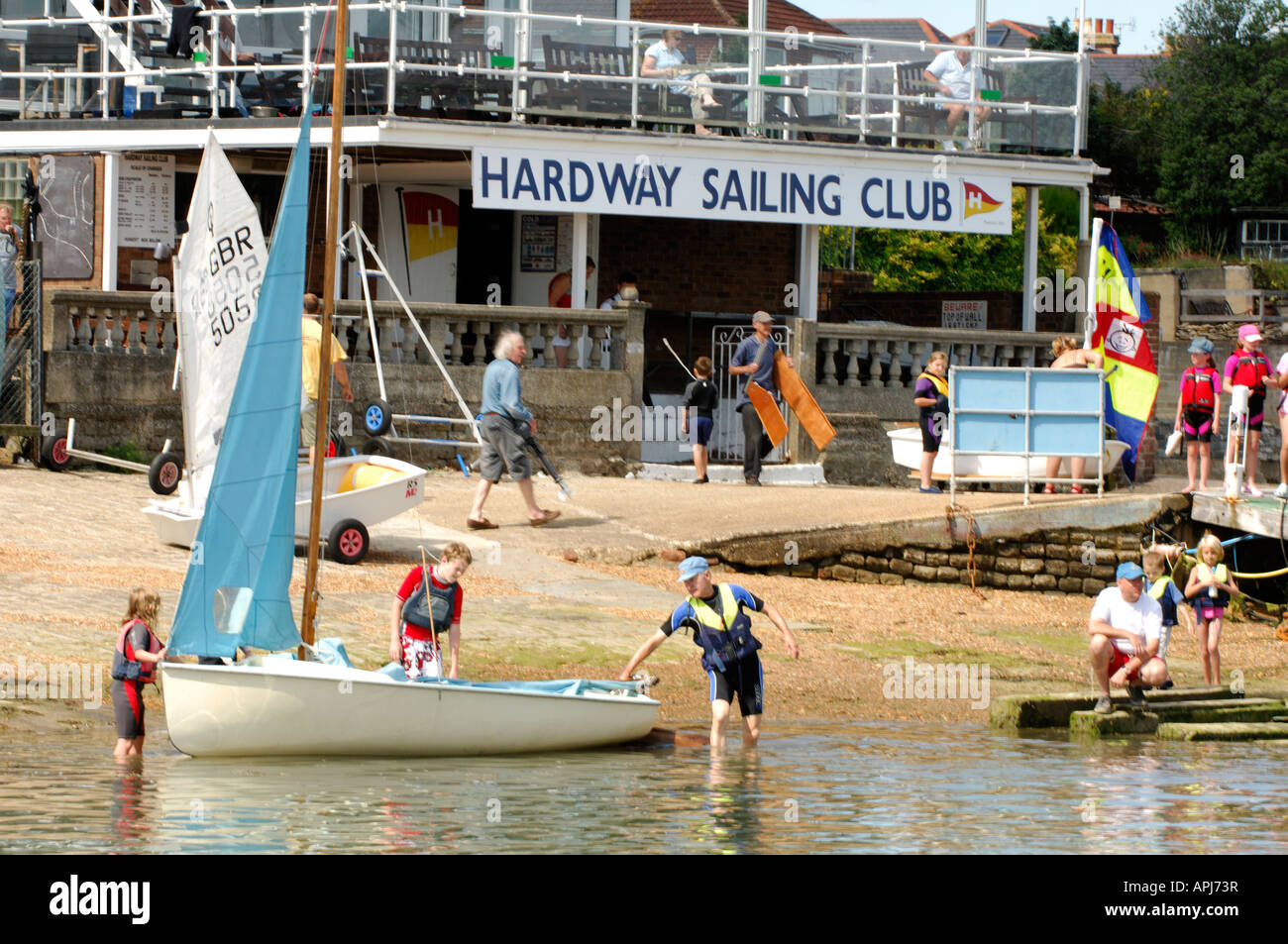 Bambini dinghy e messing about sull'acqua a hardway dinghy sailing club gosport portsmouth porto hants Foto Stock