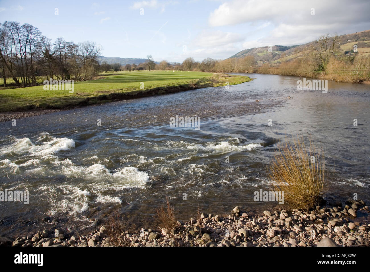 Ansa del fiume Usk in pianura alluvionale nei pressi di Abergavenny Wales UK Foto Stock