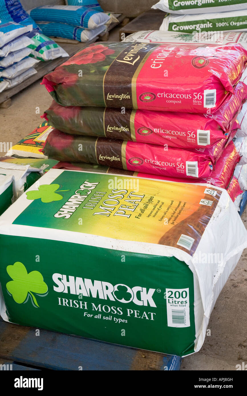 Sacchetti di torba e il compost in vendita nel centro giardino Wales UK  Foto stock - Alamy