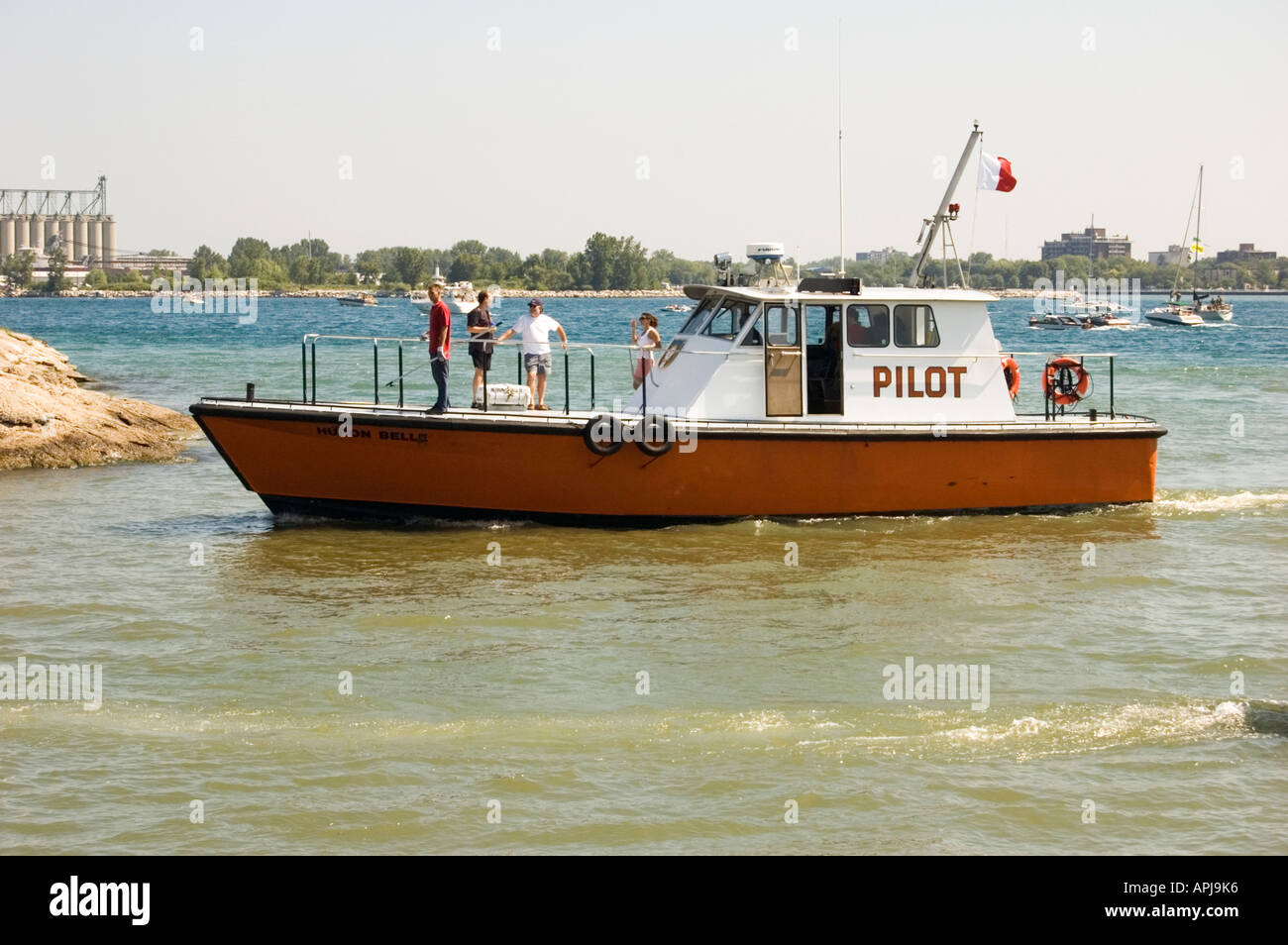 Barche a vela e barche a motore muovendo dal fiume nero per la St Clair fiume per la gara Foto Stock