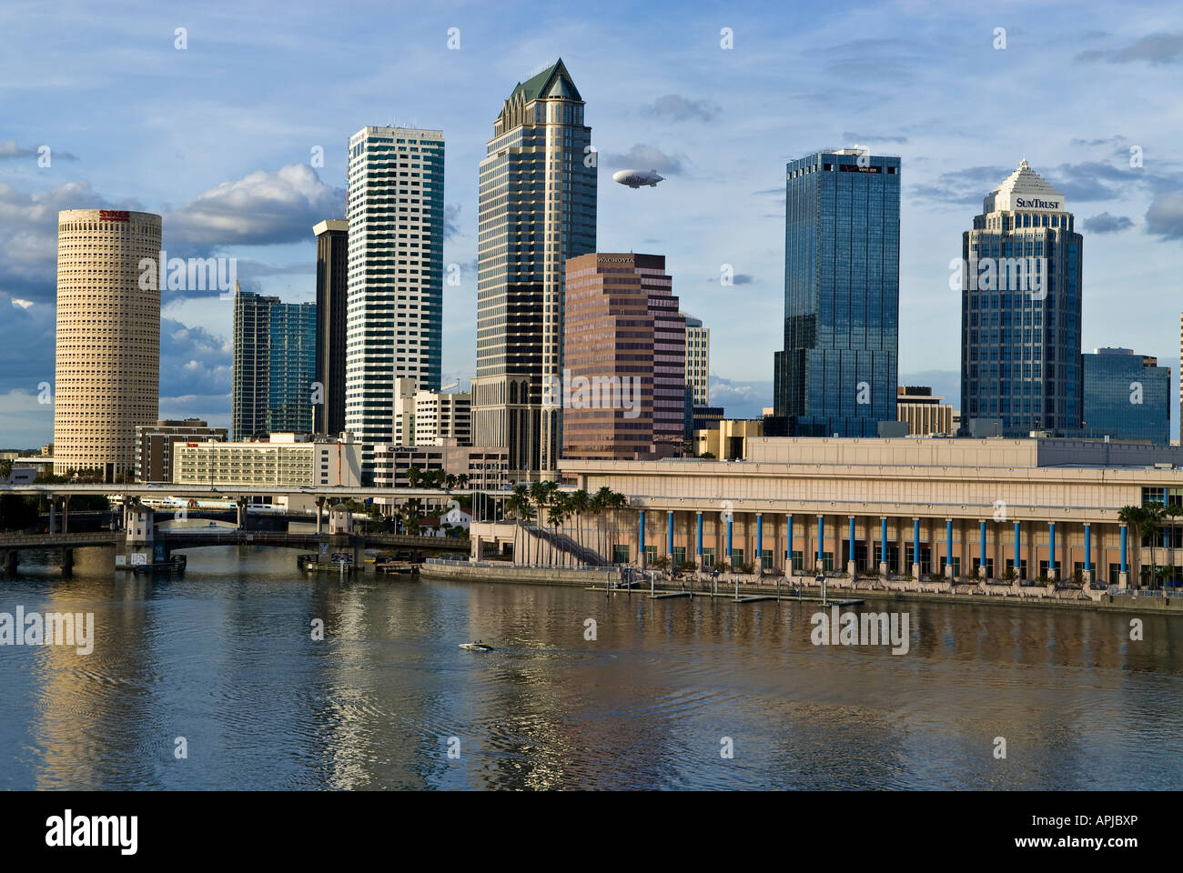 Dirigibile pubblicitario al di sopra di downtown Tampa Florida skyline e Tampa Bay Foto Stock