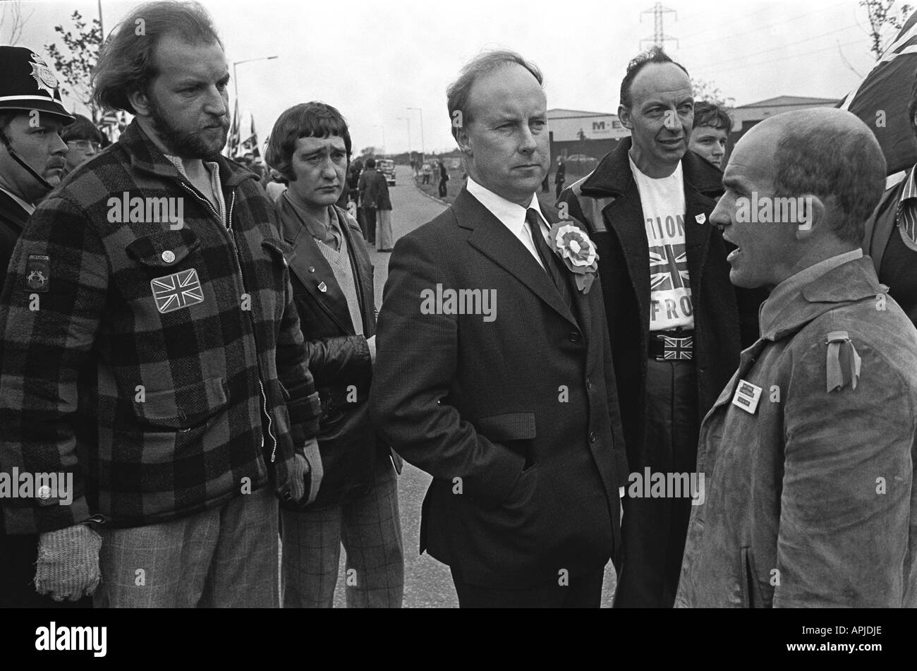 John Tyndall (centro) leader della parte politica razzista il fronte Nazionale Birmingham visto qui con i suoi tenenti. 1976 ANNI '70 REGNO UNITO HOMER SYKES Foto Stock