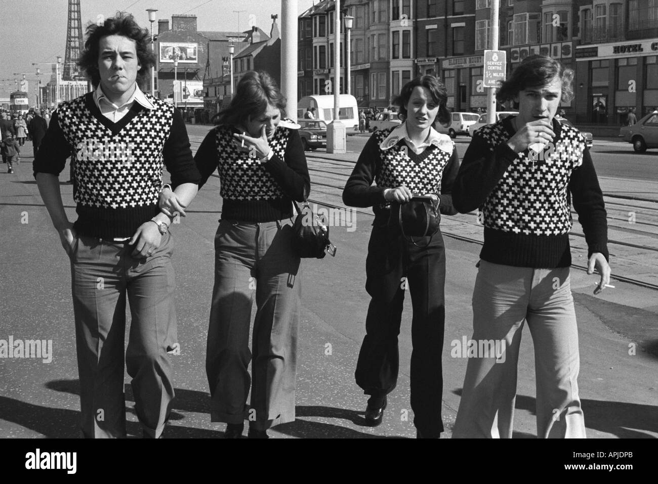 Moda unisex 1970S saltatori alla moda adolescenti in vacanza Golden Mile Blackpool Lancashire Inghilterra Regno Unito anni '70 1974 HOMER SYKES Foto Stock