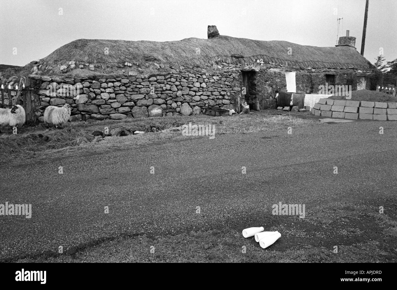 Edificio in pietra Longhouse con tetto in paglia. Callanish Isola di Lewis Ebridi esterne Highlands e Isole Scozia anni '1974 1970 Regno Unito HOMER SYKES Foto Stock