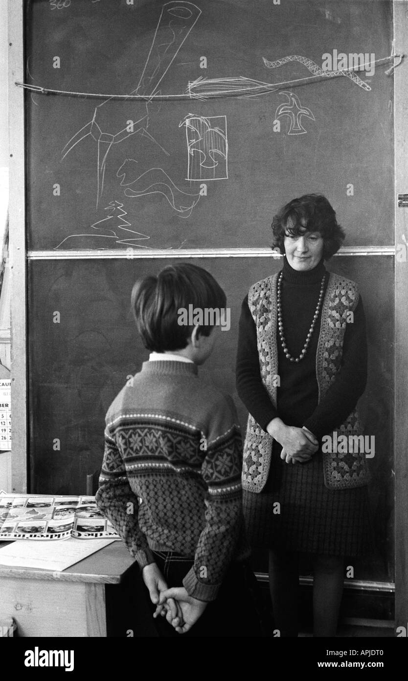Classe scolastica, ragazzo che viene dissuaso. Breasclete, vicino Carloway Isola di Lewis Ebridi esterne Scozia 1970s 1974 HOMER SYKES Foto Stock