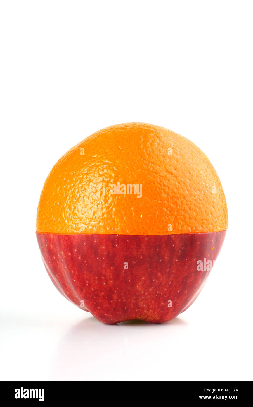 Apple e un'arancia tagliata a metà per mettere insieme per formare un ibrido frutto shot su bianco in studio Foto Stock