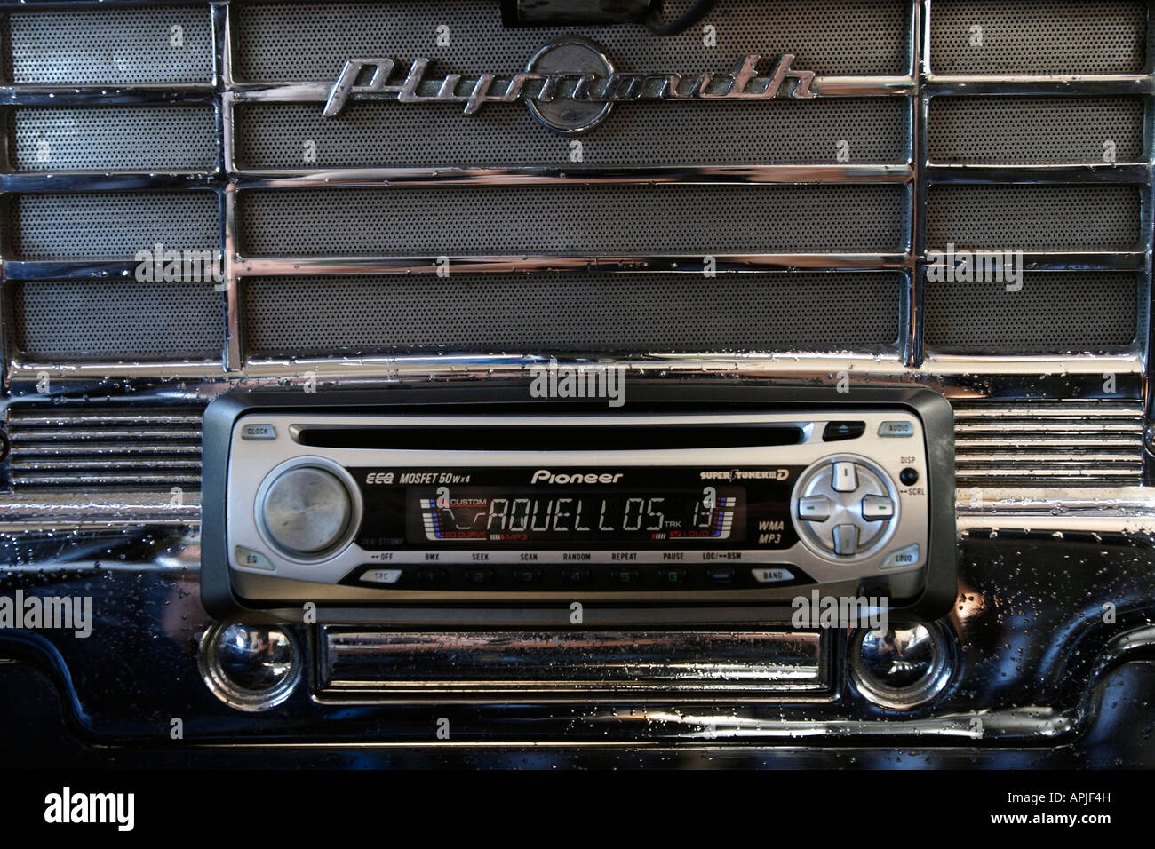 Nuova radio in un vintage Plymouth auto, Cuba Foto Stock