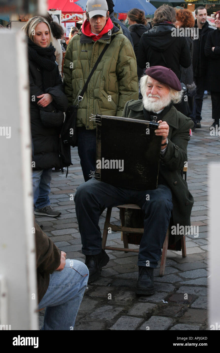 Un artista al lavoro Place du Tertre Parigi Foto Stock
