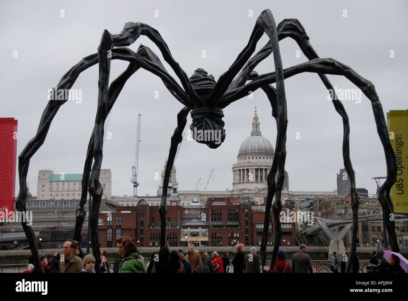 Londra Inghilterra REGNO UNITO Tate Modern Louise Bourgeois scultura Maman Foto Stock