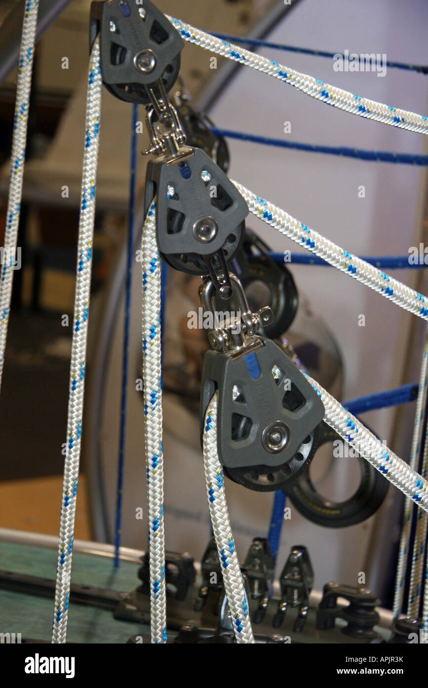 corde attraverso un insieme di pulegge su uno yacht a. Il Collins Stewart London Boat Show Excel London Foto Stock