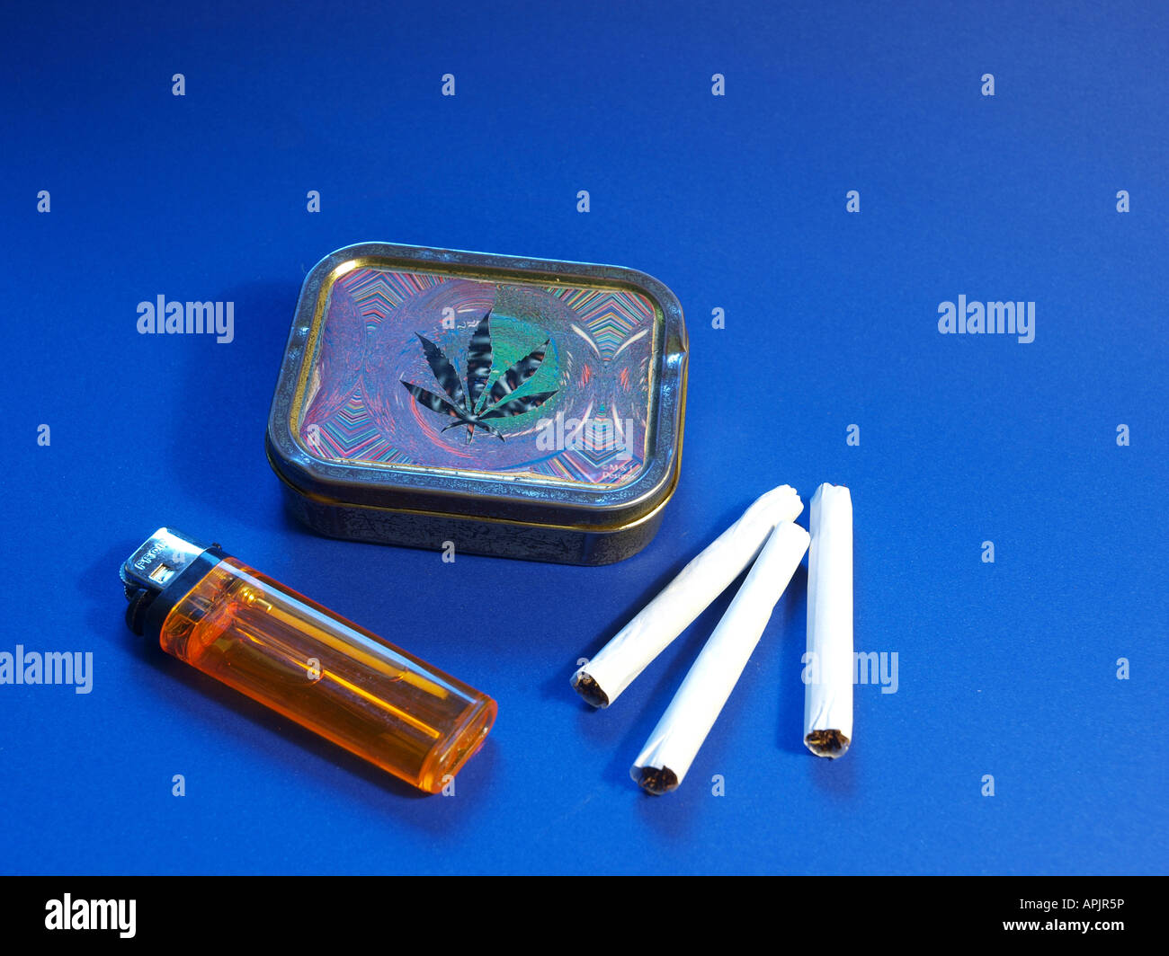 Sigarette, sigari e sigarette con scatola di foglie di cannabis Foto Stock