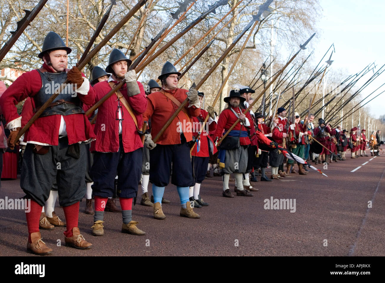 Membri della Guerra Civile Inglese Società all'esercito del re annuale parata di Whitehall, Londra Foto Stock
