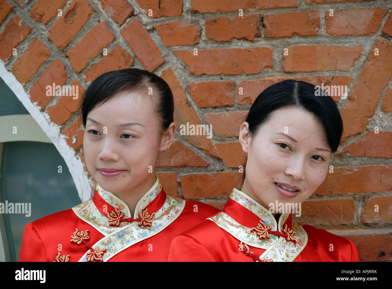 Ragazze presi in prestito dalla reception del Jigong Shan Hotel Montagna Jigong Jigong Shan Parco Nazionale montagna Jigong Jigong Shan Chi Foto Stock