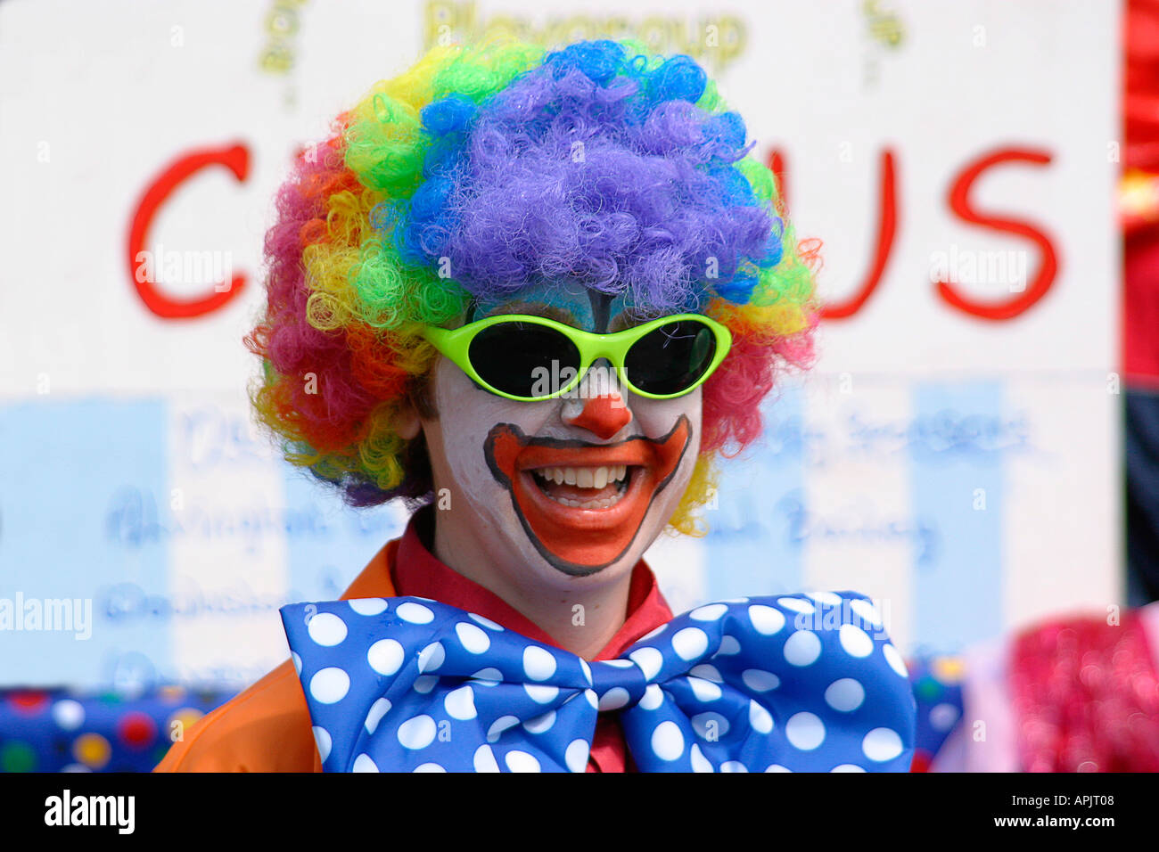 Giovane donna vestita e confezionati come un clown A CARNIVAL UK Foto Stock