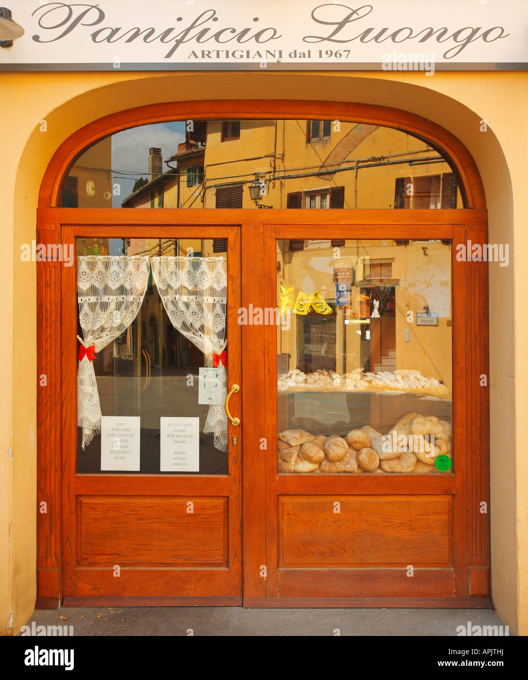 Panificio porta di ingresso, Montopoli, Toscana, Italia Foto stock - Alamy