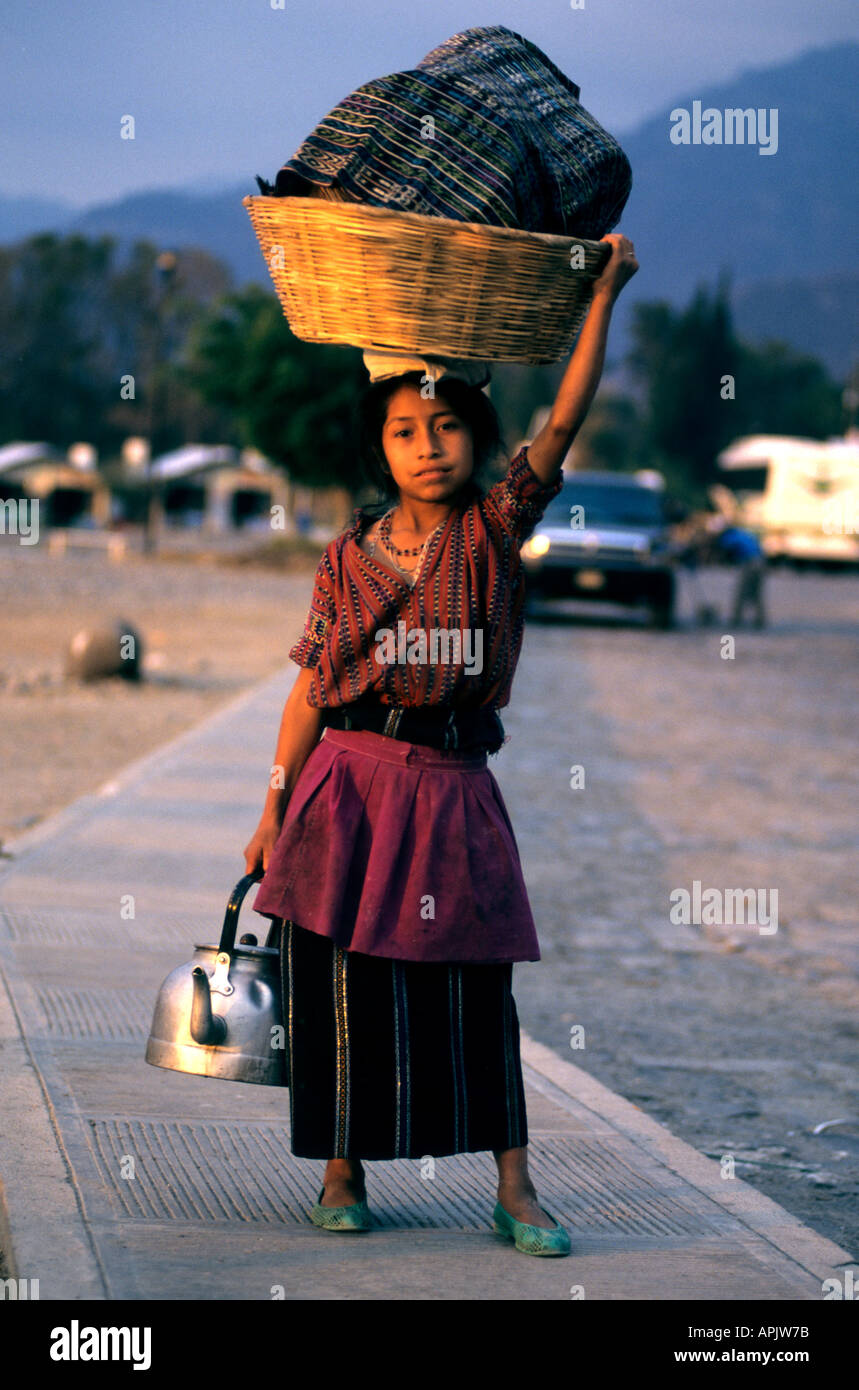 Antigua Guatemala donna giovane ragazza bambino opere di lavanderia Servizio lavanderia Lavaggio cestello Foto Stock