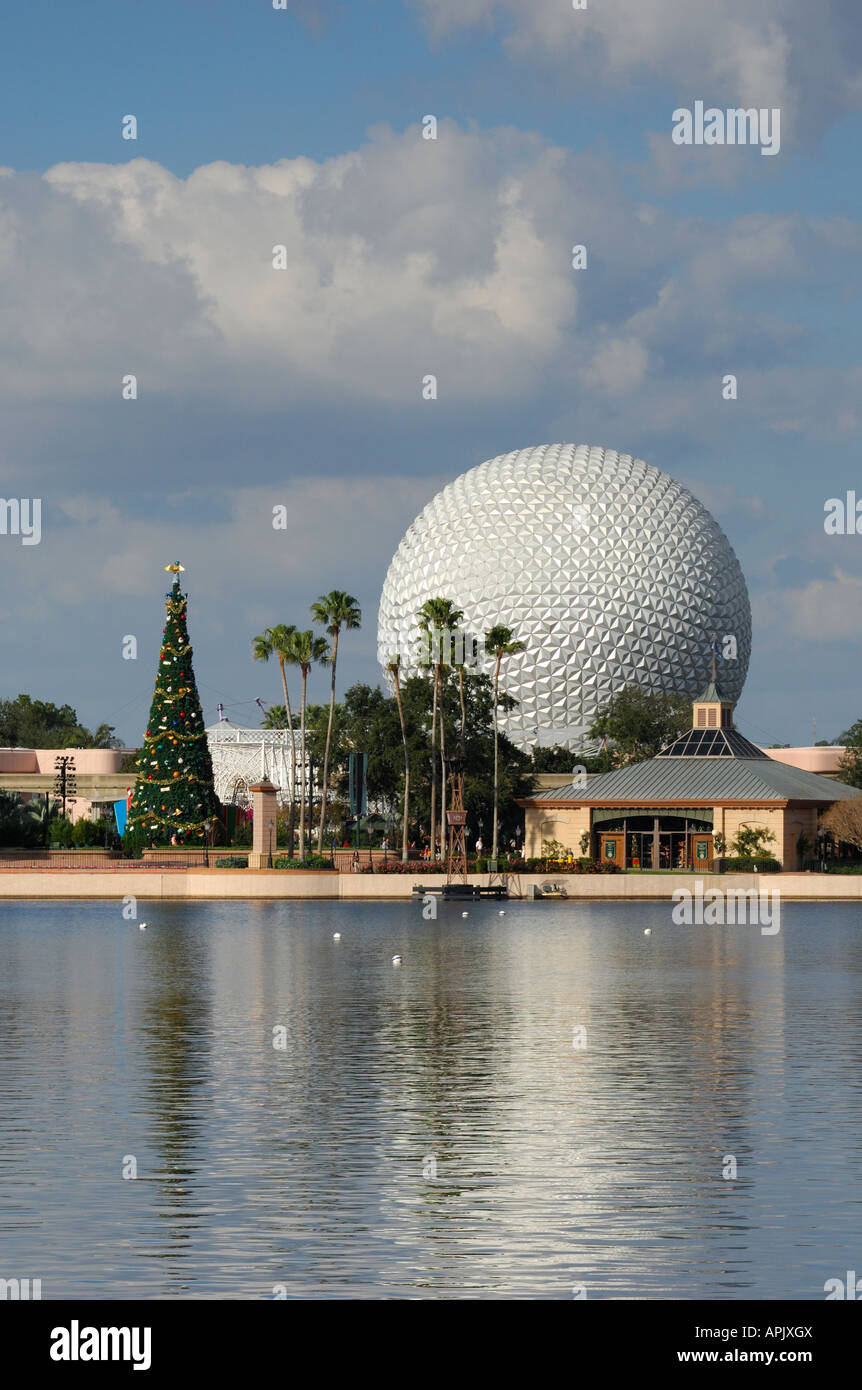 Terra astronave e gigantesco albero di Natale come si vede attraverso il lago dalla vetrina mondiale a Epcot Disney World Florida USA Foto Stock