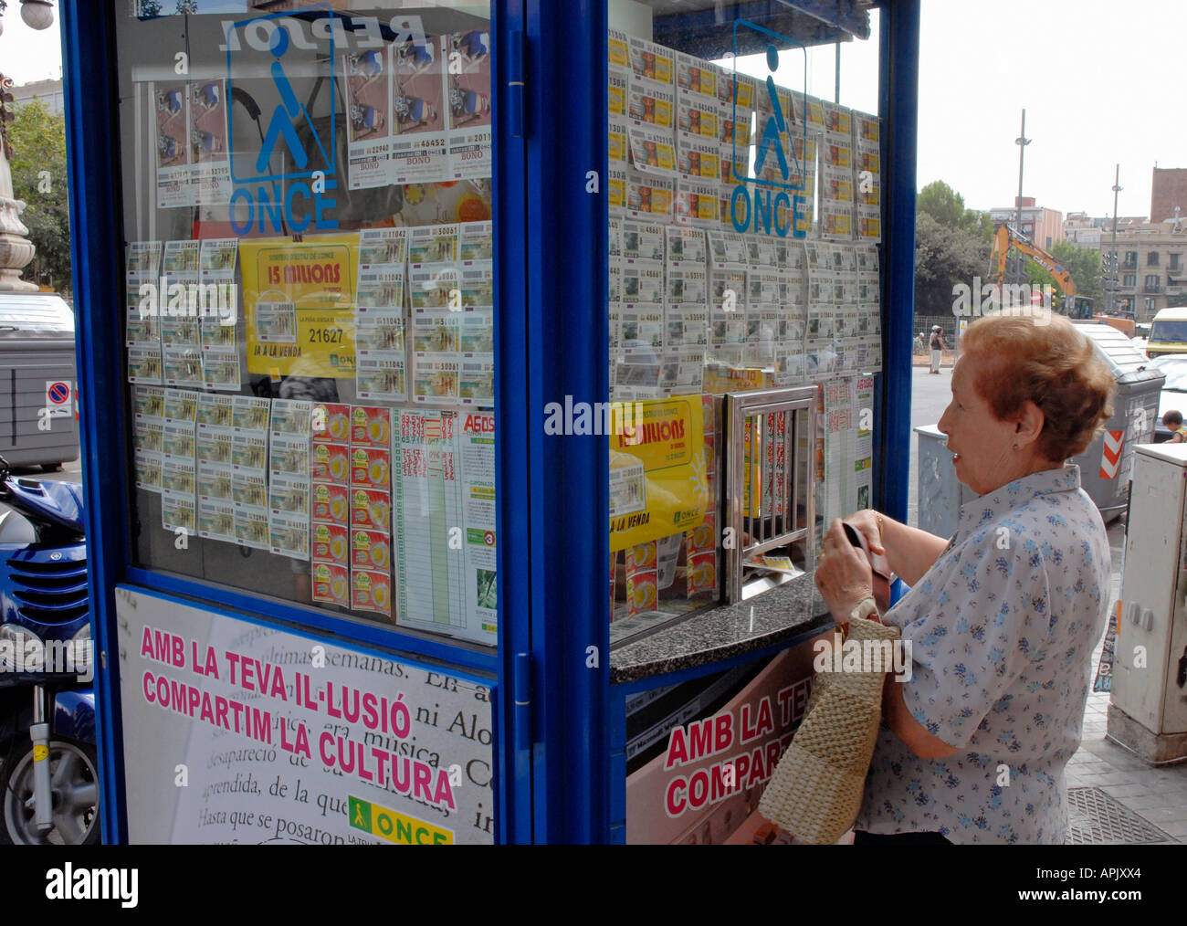 Donna spagnola di acquistare un biglietto della lotteria presso un chiosco di strada Barcellona Foto Stock
