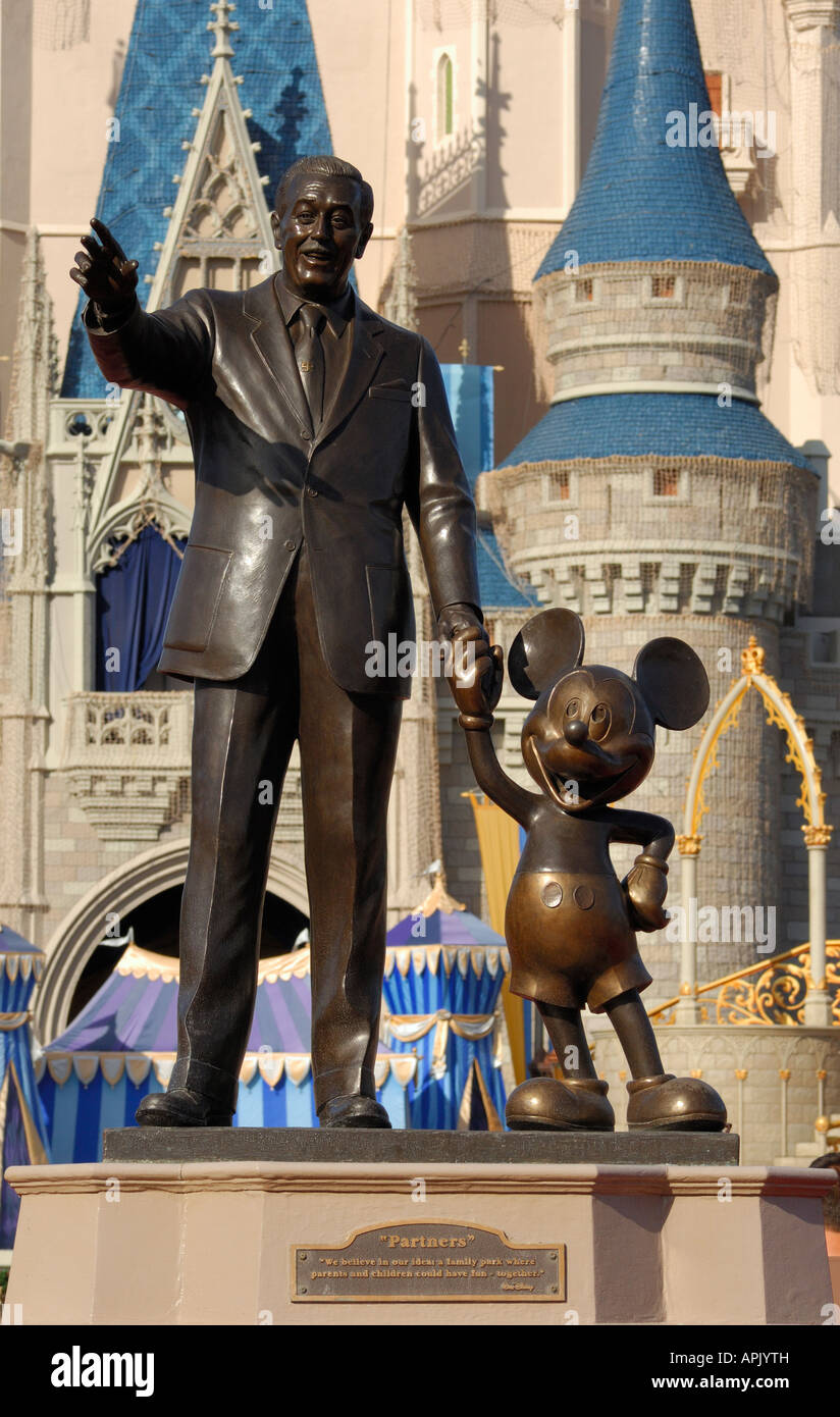 Statua di Walt Disney e Mickey Mouse con cinderella s castle in background Walt Disney World Florida USA Foto Stock