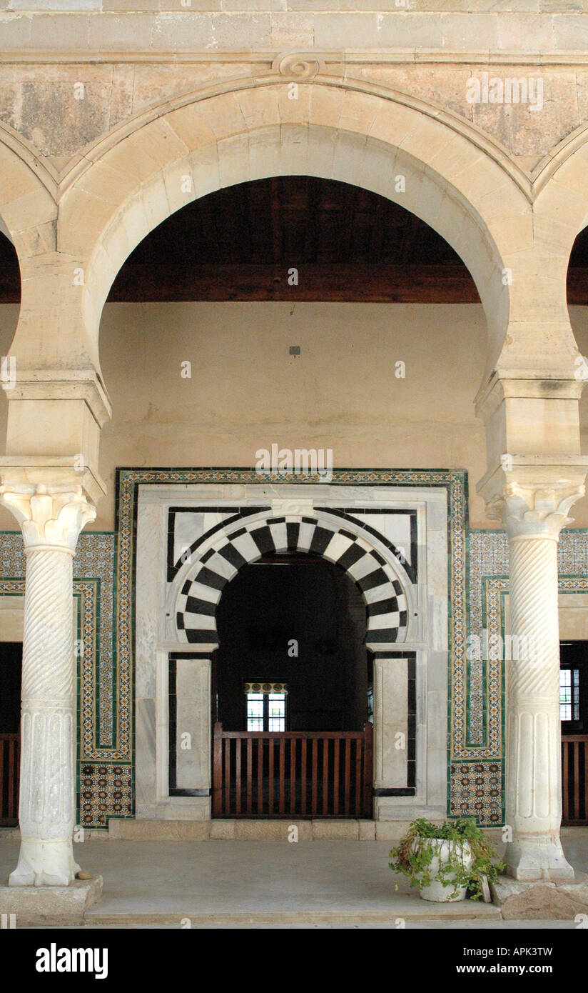 Porta e arco al mausoleo di Abu Zama al-Belaoui, compagno del profeta. Foto Stock