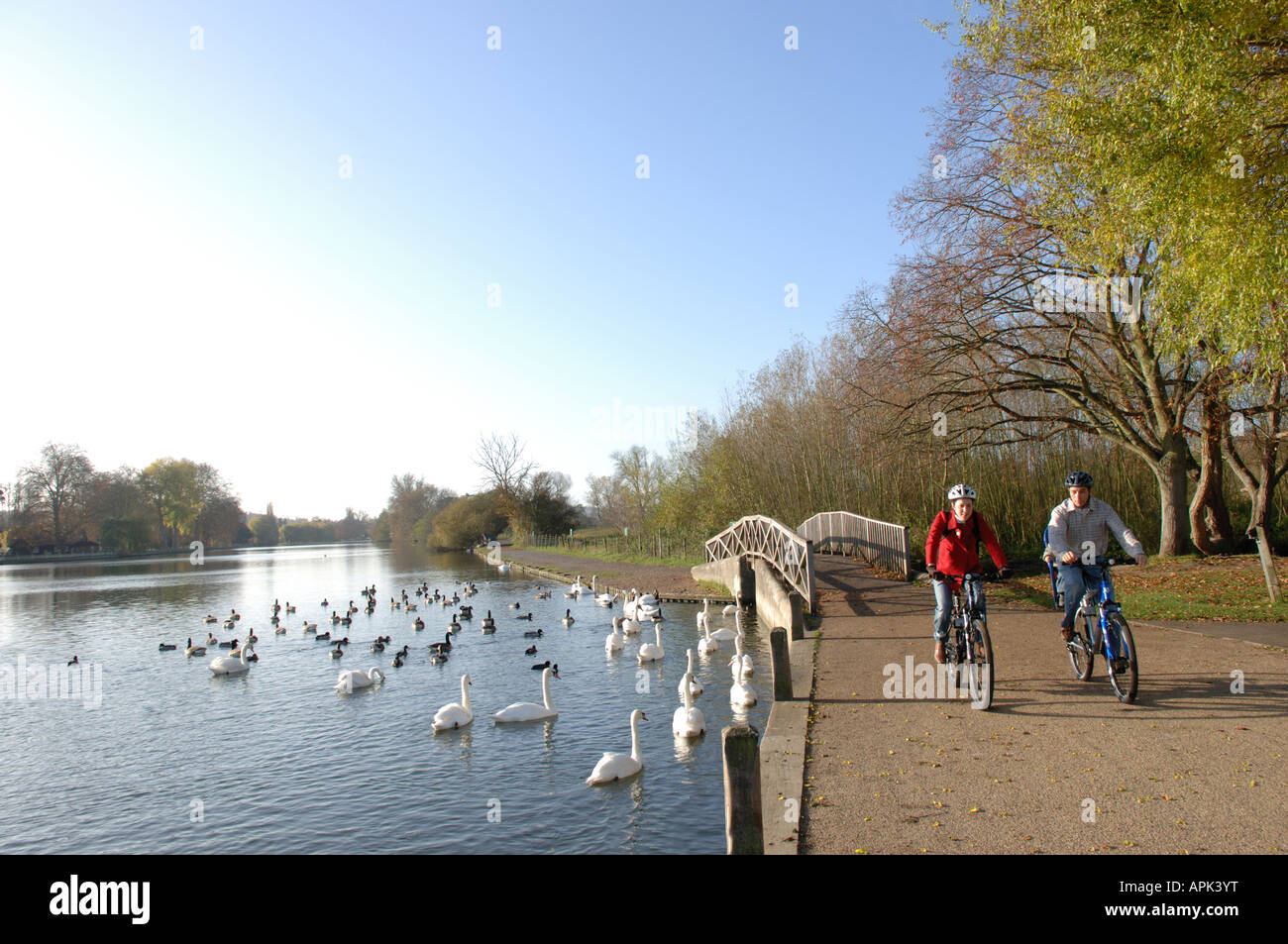 Ciclo di coppia da Thames Foto Stock