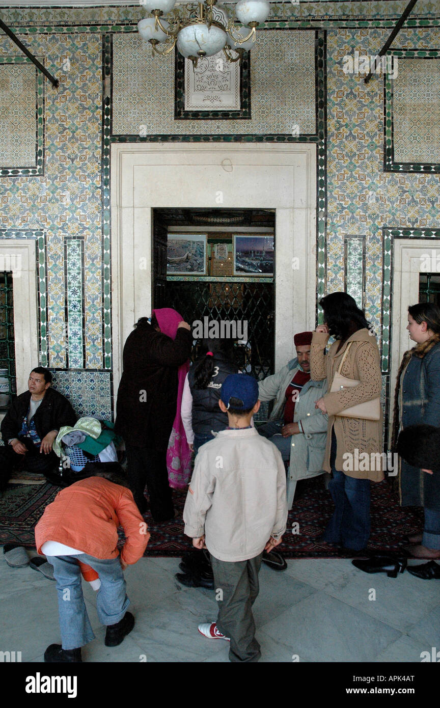 Pellegrini locali visitare il mausoleo di di uno dei compagni del profeta, denominata Abu Zama al-Belaoui. Foto Stock