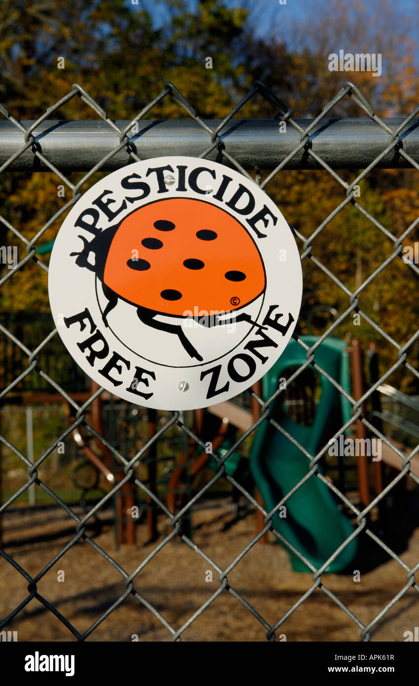 Segno proclama che un parco giochi comunale è un pesticida zona franca Foto Stock