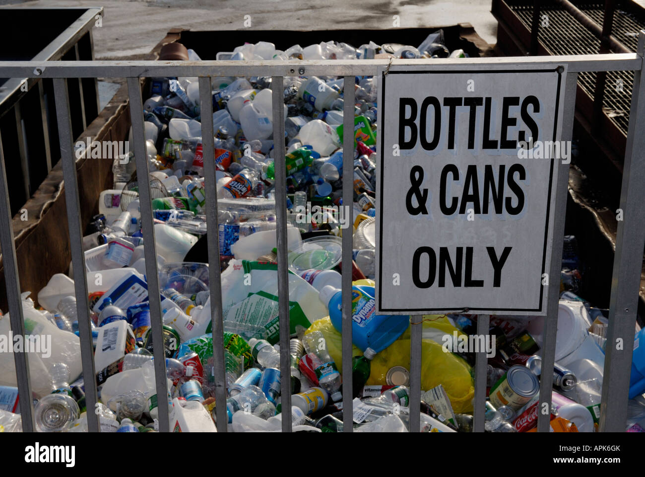 Bottiglie e lattine in corrispondenza di un riciclaggio di area di raccolta la raccolta è parte di un comune centro di riciclaggio a Ringwood NJ Foto Stock