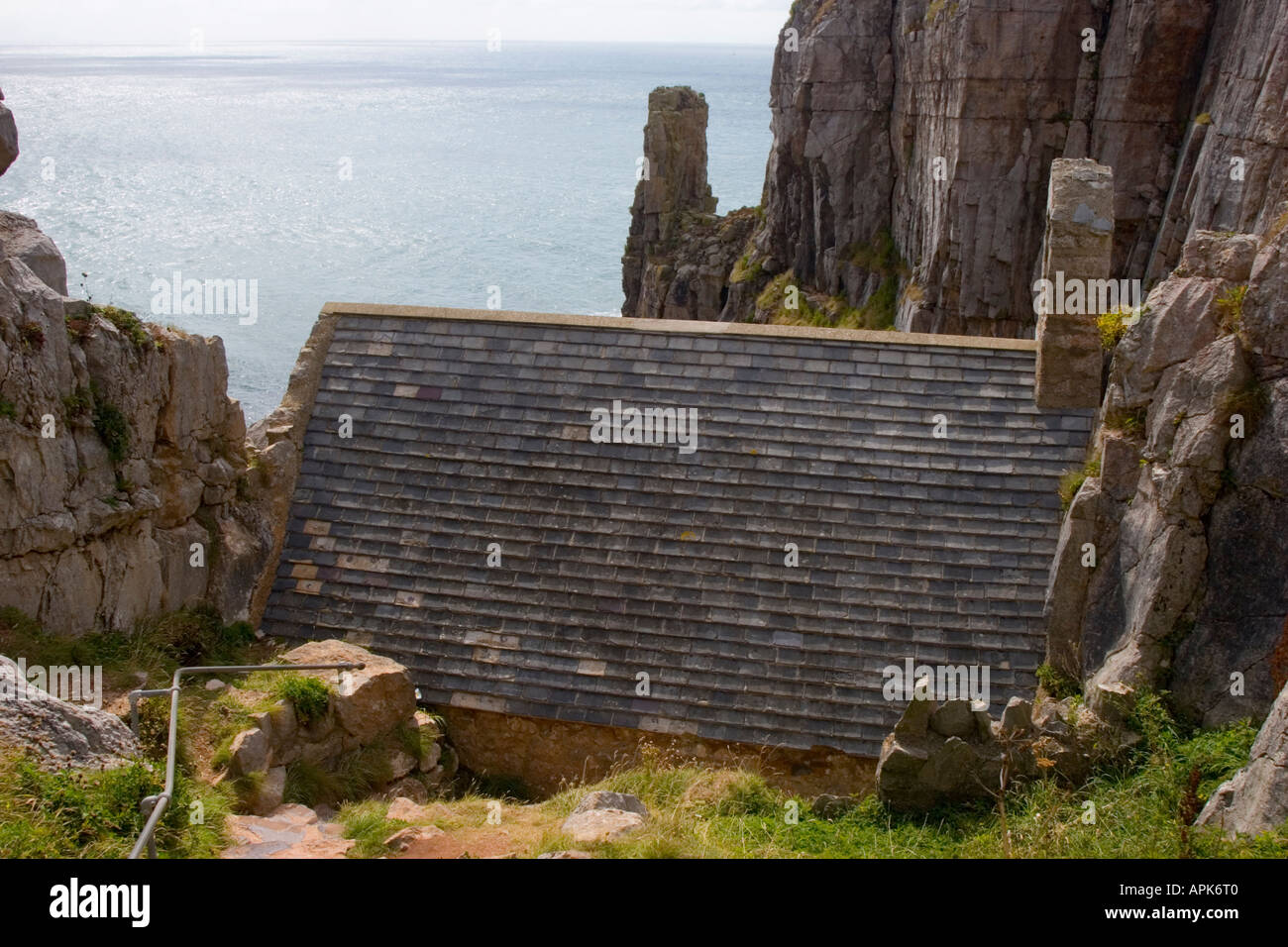 St Govan s cappella un antica chiesa di St Govan s testa in Pembrokeshire Foto Stock